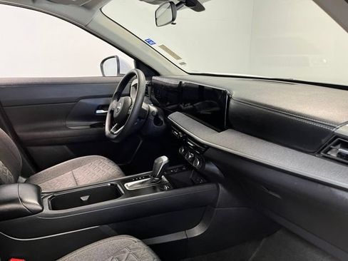 Used 2025 Nissan Kicks SV FWD image 11