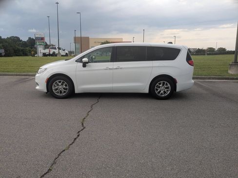 Used 2023 Chrysler Voyager LX FWD image 6