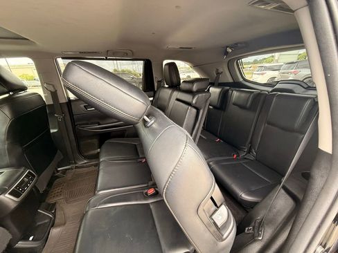Used 2019 Toyota Highlander XLE FWD image 12