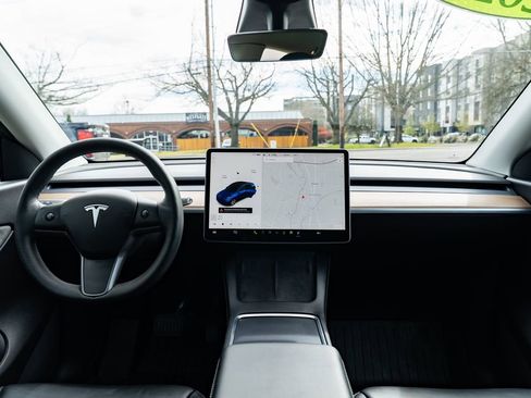 Used 2022 Tesla Model Y Long Range image 10