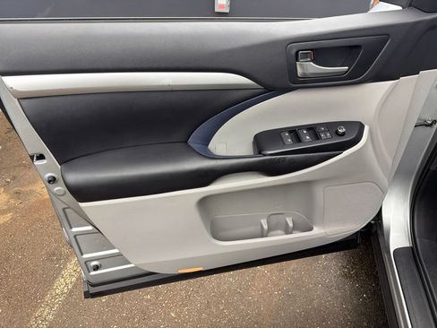 Used 2019 Toyota Highlander XLE AWD/4WD image 11