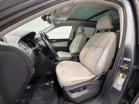 Used 2018 Volkswagen Tiguan SEL FWD image 16