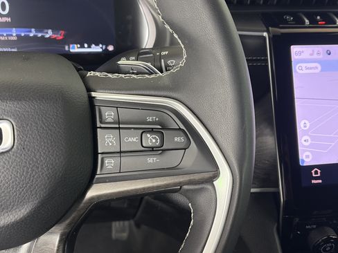 Used 2025 Jeep Grand Cherokee L Limited w/ Black Appearance Package image 33