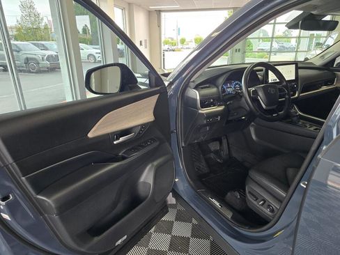 Used 2024 Toyota Grand Highlander AWD image 18