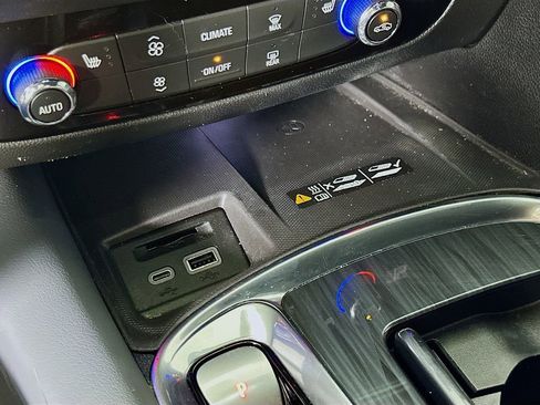 Used 2024 Buick Enclave Essence w/ Technology Package image 31