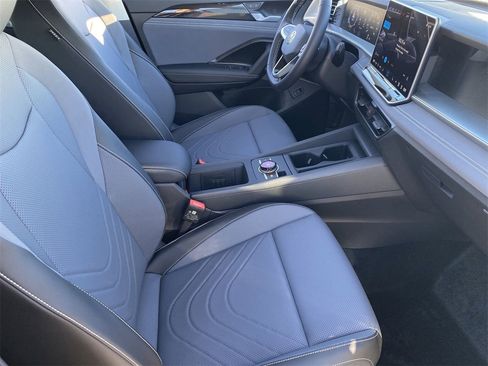 New 2026 Volkswagen Tiguan SE image 8