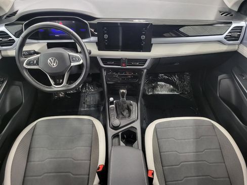 Used 2025 Volkswagen Taos SE AWD/4WD image 9