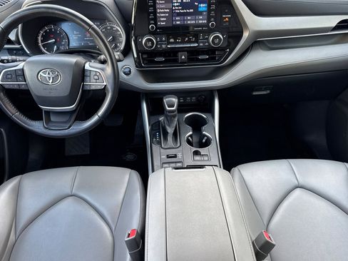 Used 2022 Toyota Highlander XLE image 16