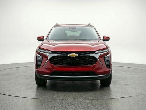 Used 2025 Chevrolet Trax LT w/ LT Convenience Package FWD image 2