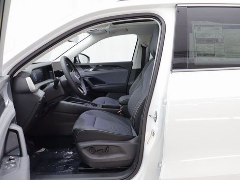 New 2025 Volkswagen Tiguan SE w/ Panoramic Sunroof Package image 6