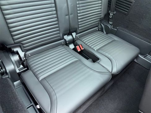 Used 2023 Land Rover Discovery Metropolitan Edition image 58