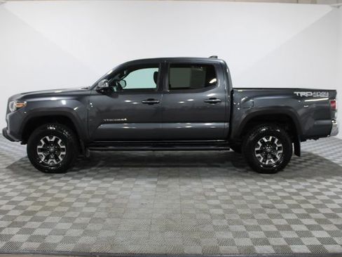 Certified 2022 Toyota Tacoma TRD Off-Road AWD/4WD image 3