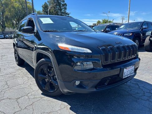 Used 2018 Jeep Cherokee Latitude w/ Altitude Package FWD image 1