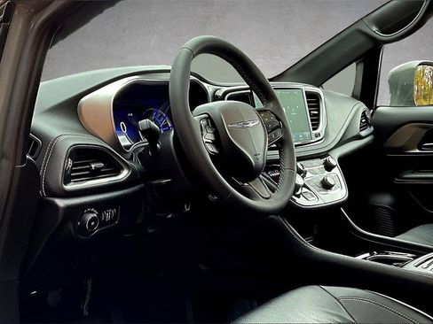 Used 2022 Chrysler Pacifica Limited w/ Uconnect Theater Family Group image 16