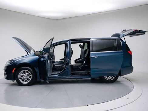 Used 2025 Chrysler Pacifica Select FWD image 18
