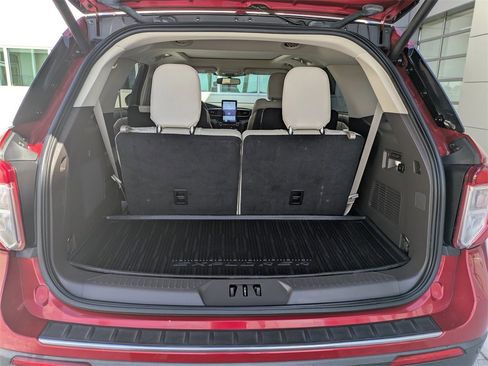 Used 2020 Ford Explorer Platinum w/ Premium Technology Package image 13