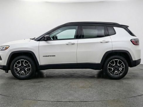 Used 2025 Jeep Compass Trailhawk image 5