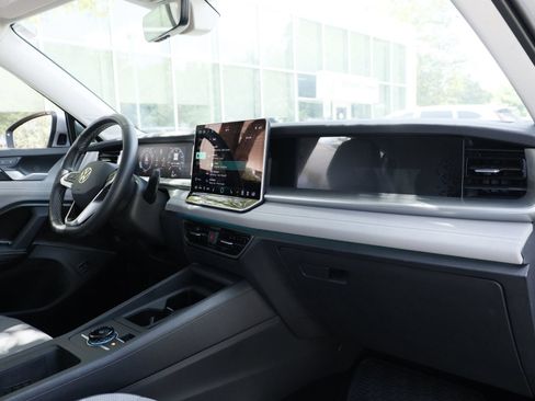 Certified 2025 Volkswagen Tiguan SE FWD image 20