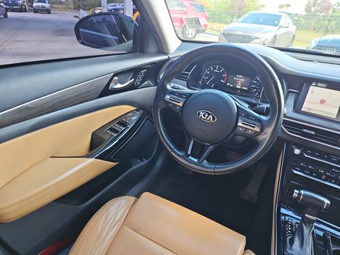 Used 2020 Kia Cadenza Limited image 8