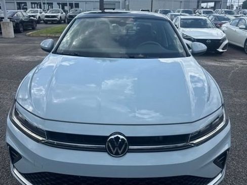 Used 2025 Volkswagen Jetta SE w/ Sunroof Package FWD image 1