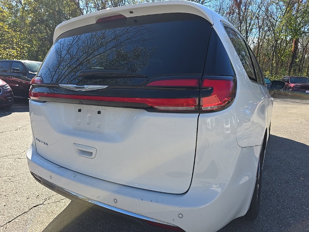 Used 2025 Chrysler Pacifica Select FWD image 7