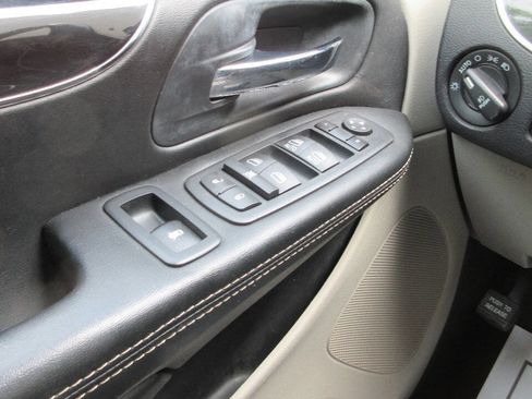 Used 2017 Dodge Grand Caravan SXT FWD image 34