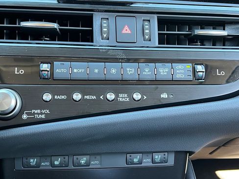 New 2025 Lexus ES 300h w/ Premium Package image 19