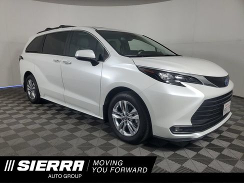 Used 2025 Toyota Sienna XLE w/ XLE Plus Package FWD image 1