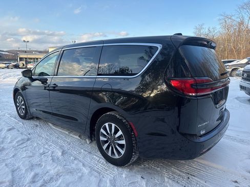 Used 2023 Chrysler Pacifica Touring-L image 7