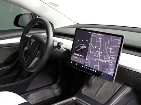 Used 2021 Tesla Model 3 Standard Range Plus image 17