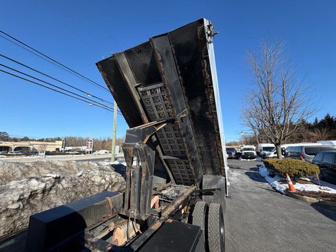 Used 2017 Ford F550 2WD Regular Cab Super Duty image 36