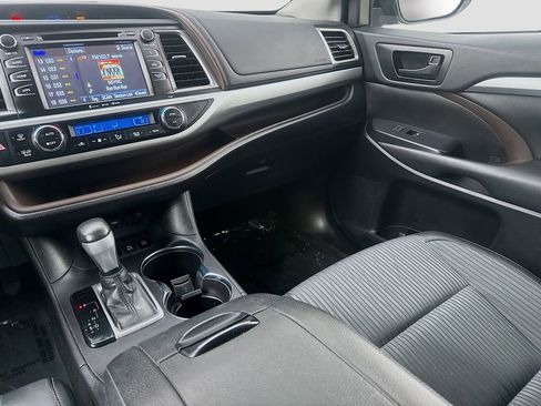 Used 2019 Toyota Highlander Plus AWD/4WD image 25