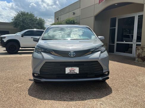Used 2024 Toyota Sienna XLE Woodland Edition image 5