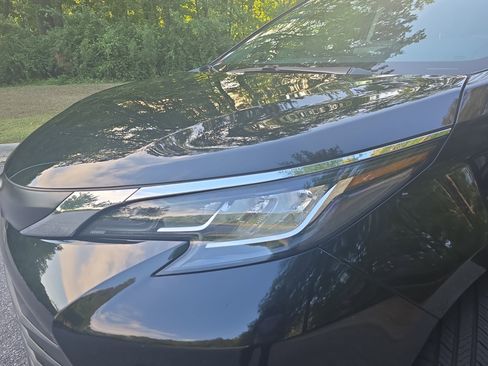 Used 2023 Toyota Sienna XLE FWD image 31