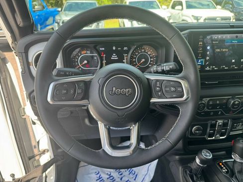 Used 2025 Jeep Wrangler Unlimited Sahara AWD/4WD image 5