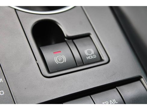 Used 2021 Toyota Highlander XLE AWD/4WD image 29