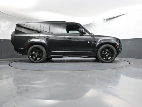 Used 2025 Land Rover Defender 130 X-Dynamic SE image 29