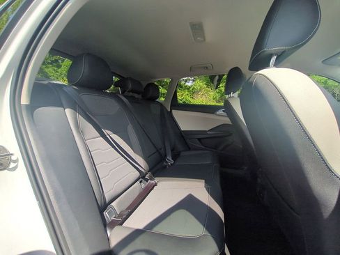 Used 2025 Volkswagen Taos SE AWD/4WD image 29