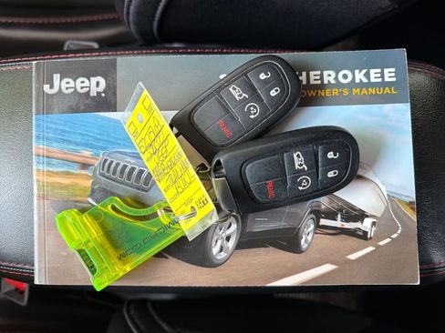 Used 2022 Jeep Cherokee Trailhawk w/ Sun, Sound & Nav Group AWD/4WD image 37