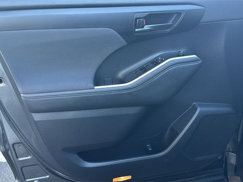 Used 2024 Toyota Highlander LE image 18