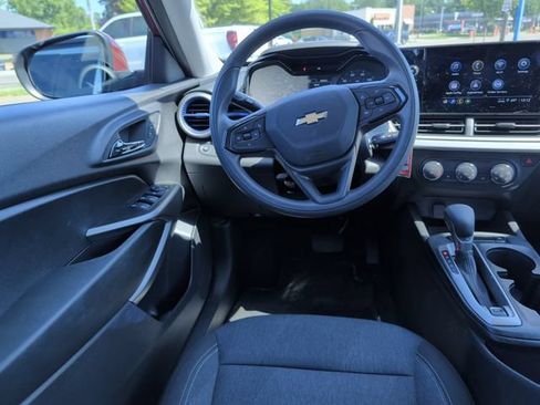 Used 2024 Chevrolet Trax LS w/ LS Convenience Package FWD image 2
