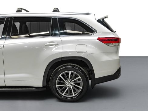 Used 2018 Toyota Highlander XLE FWD image 11