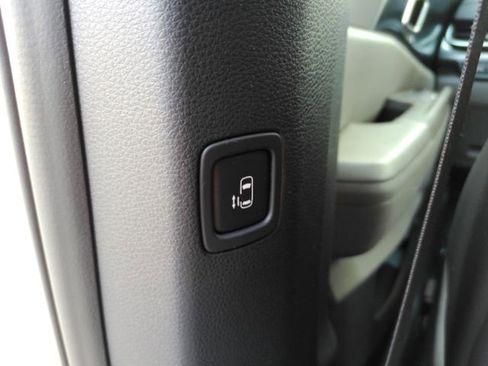Used 2025 Kia Carnival FWD image 32