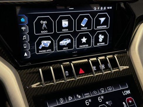 Used 2022 Lamborghini Urus image 8