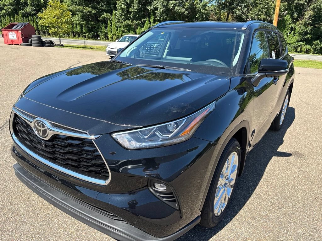 Certified 2026 Toyota Highlander Limited AWD/4WD image 2