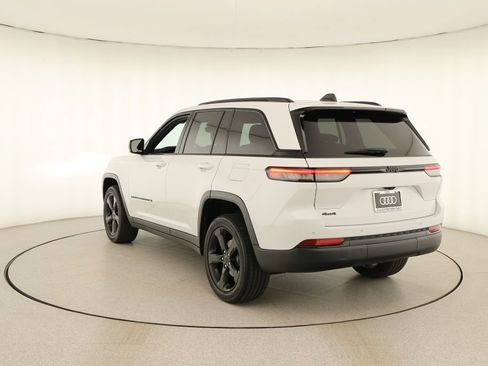 Used 2023 Jeep Grand Cherokee Altitude AWD/4WD image 4
