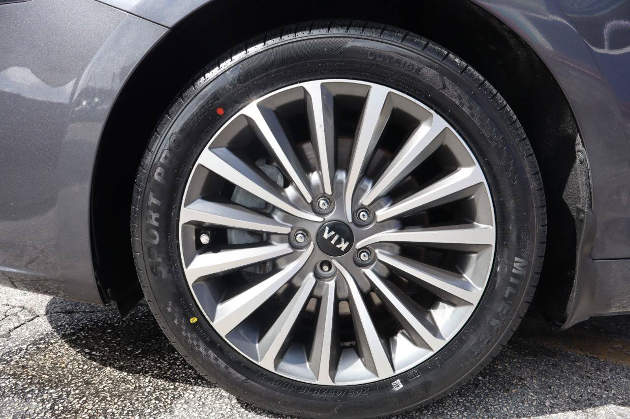 Used 2017 Kia Cadenza Premium w/ Luxury Package FWD image 30