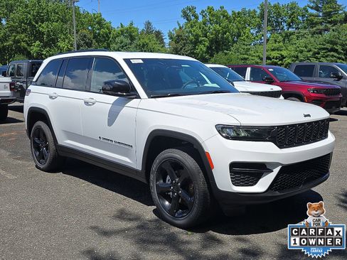 New 2025 Jeep Grand Cherokee Altitude image 2