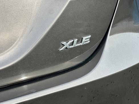 Used 2018 Toyota Camry XLE image 23