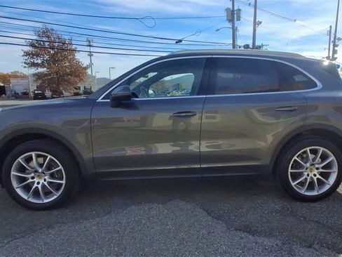 Used 2023 Porsche Cayenne Platinum Edition image 5